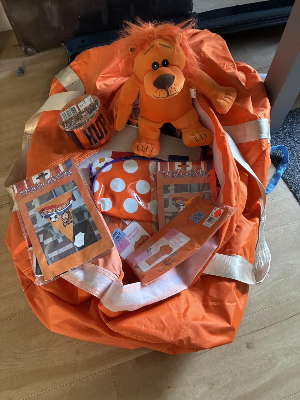 Oranjesporttas vol oranje prullaria