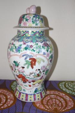 Grote vaas/pot met oosterse afbeeldingen..45 cm