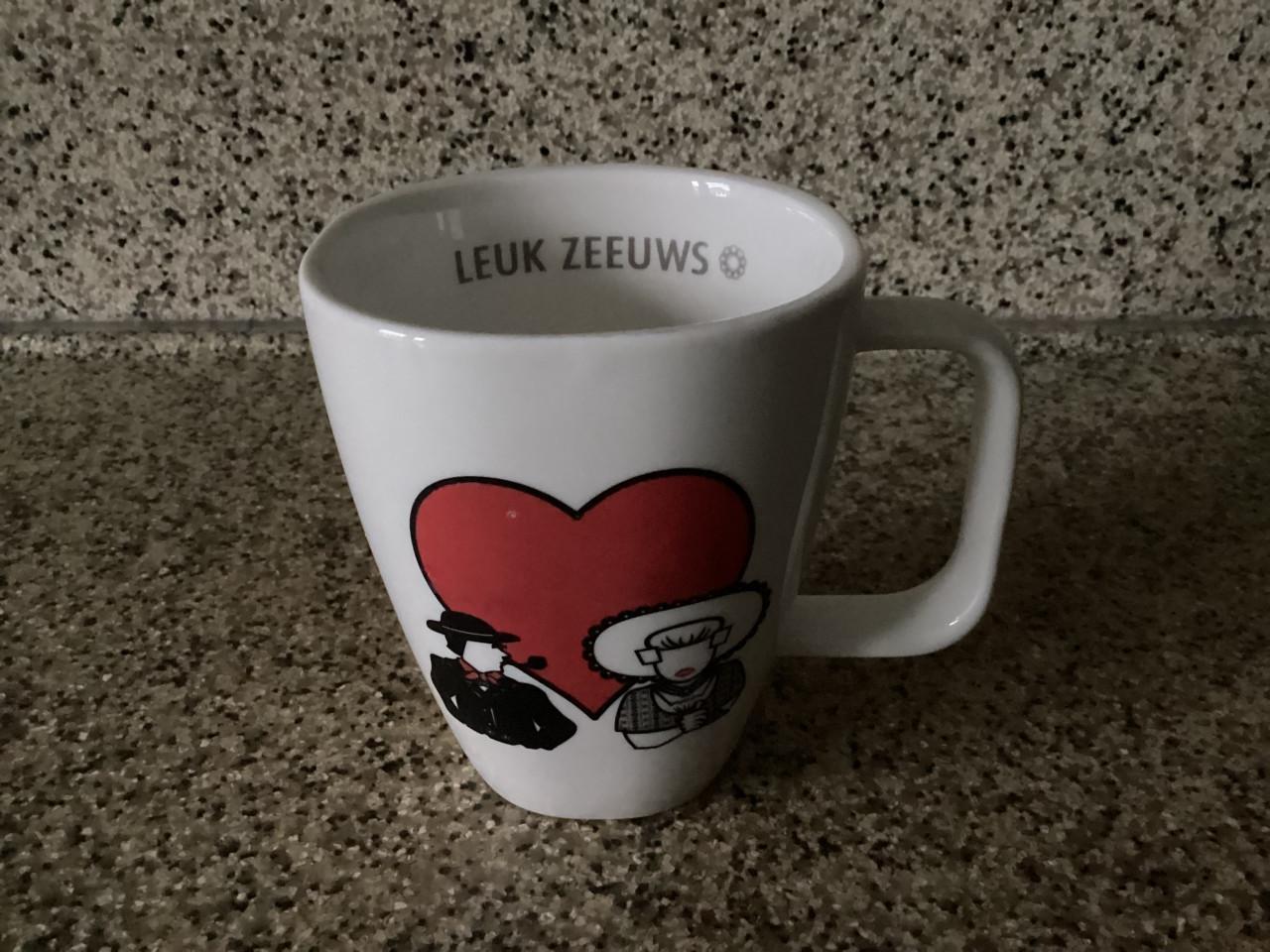Verschillende bekers met oor van Douwe Egberts, PIP en andere merken.