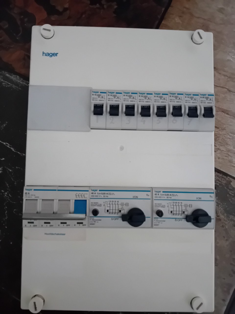 Groepenkast Hager 8 gr. 16 A, 2 x  3 fase aardl. 40 A 30 mA, hfdsch. 40 A.
