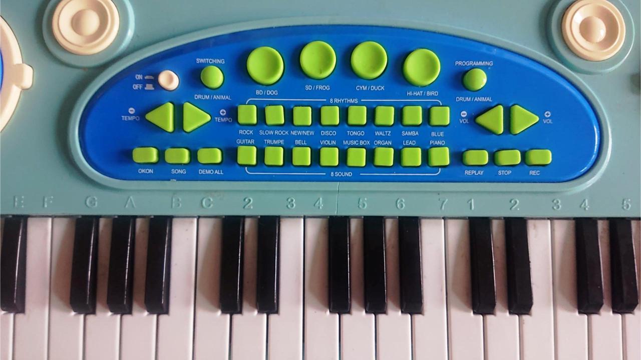 Blauwe kinder piano met krukje