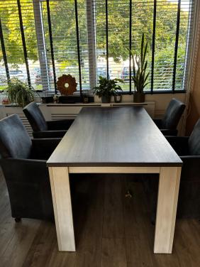Tafel incl 4 stoelen