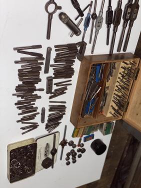 Grote partij tappen en snijijzers;wringijzers;krukjes draadmeters ed. Metri