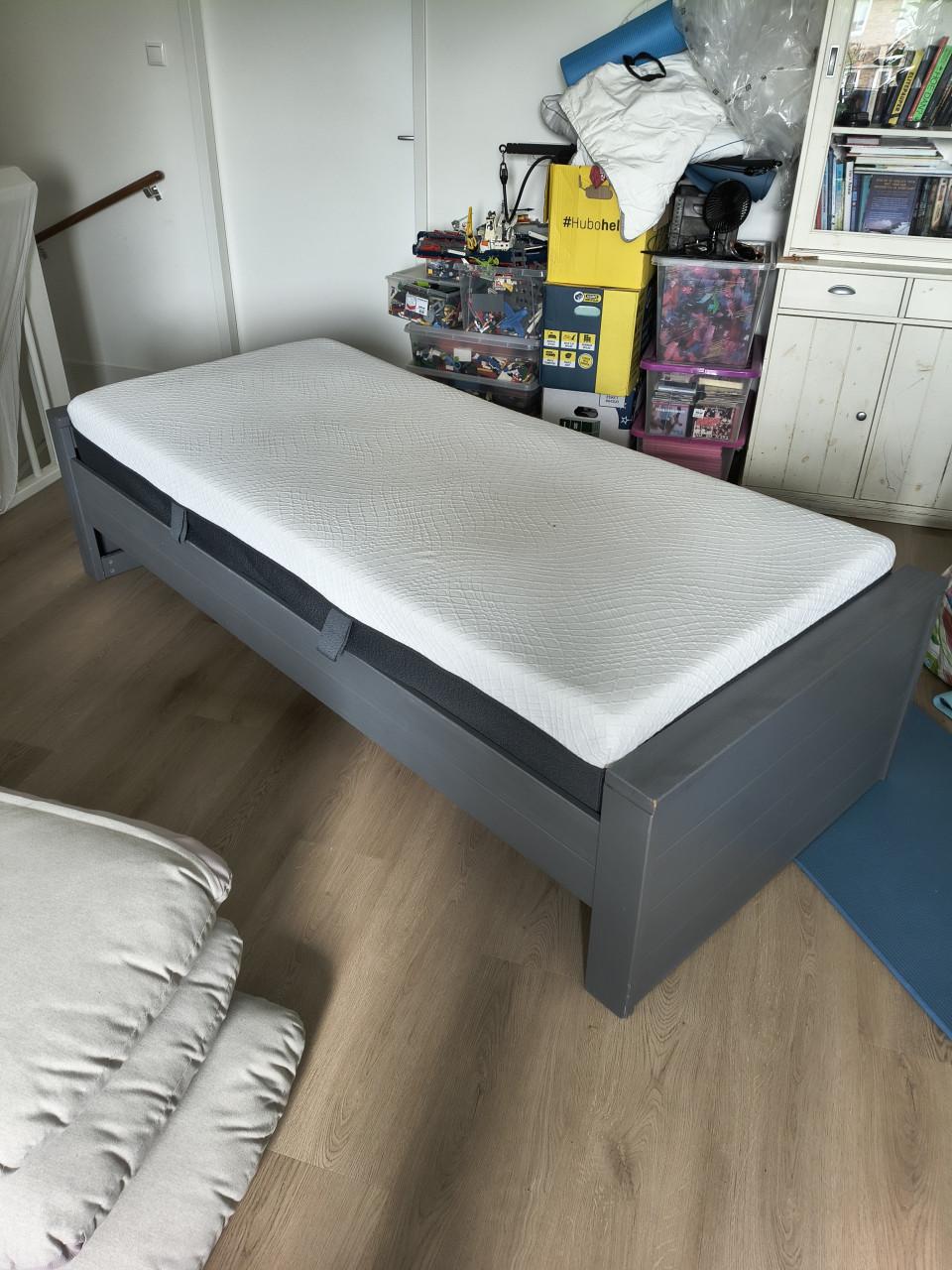 Woood bed staalgrijs 90x200