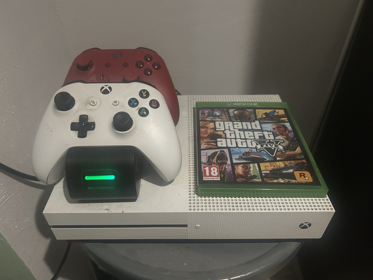 Xbox One S 500GB | 2 Controllers | Oplaadstation | GTA V |
