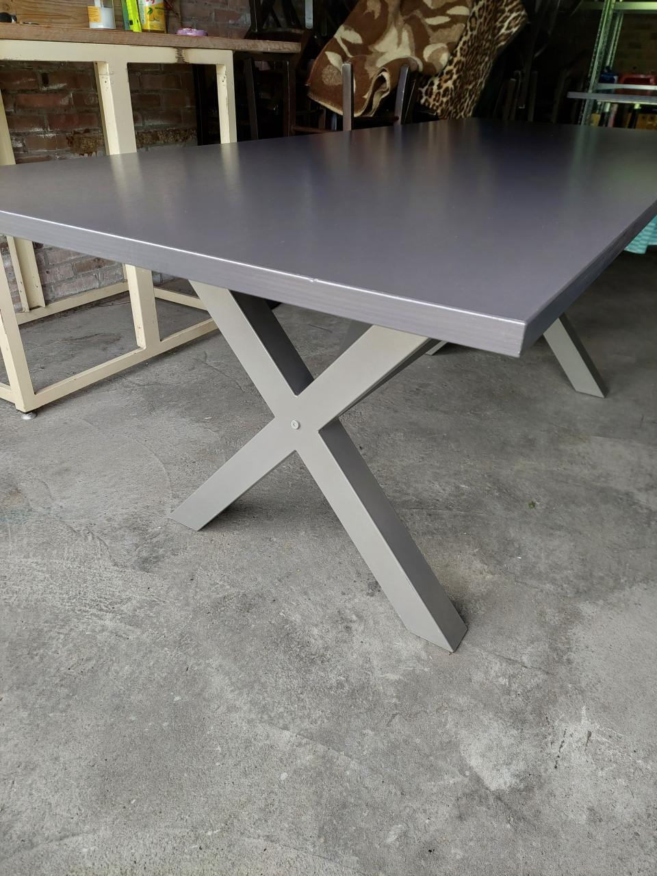 Nw eettafel met x poten