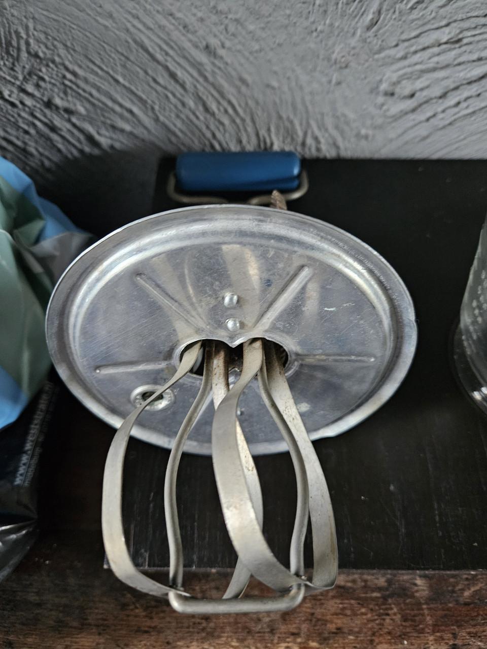 Jaren 50 mooie complete handmixer met glazen maatbeker