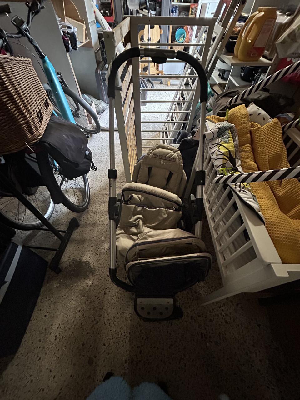 Musty kinder en wandelwagen compleet met tassen etc