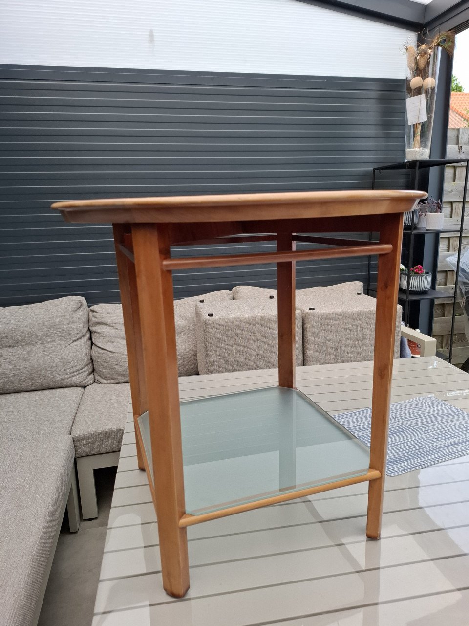 Design bijzettafeltje met melkglas Giorgetti