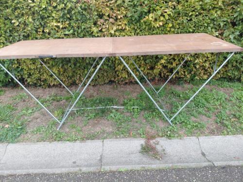 Degelijke behang plaktafel