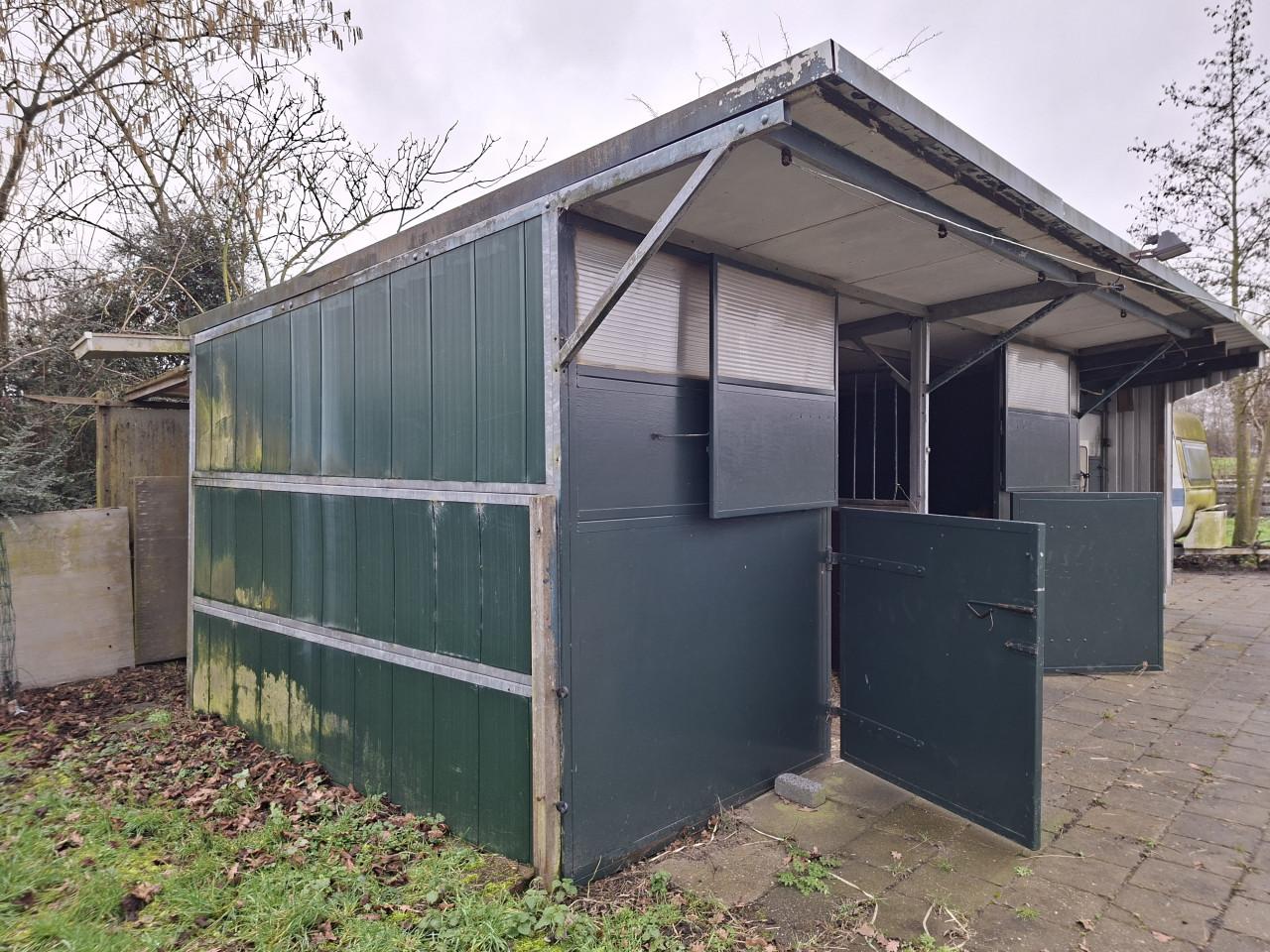 Schuilstal / stallen te koop moet zsm weg.