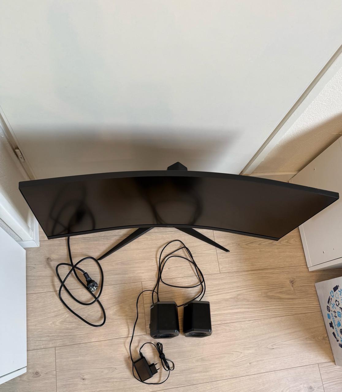 Game beeldscherm curved en speakers