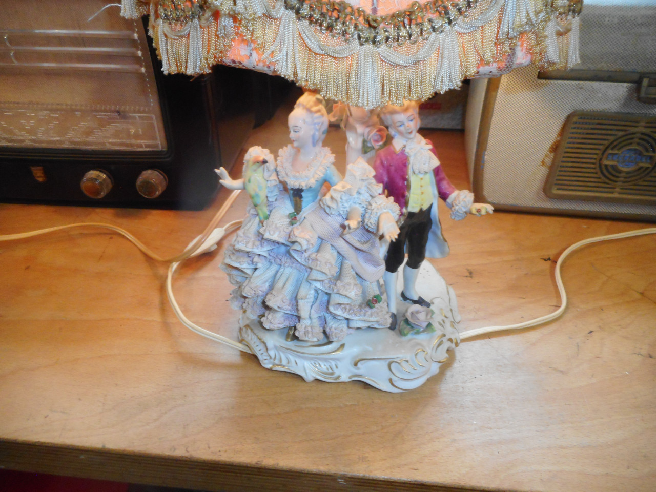 3 porselijne beeldjes met lamp