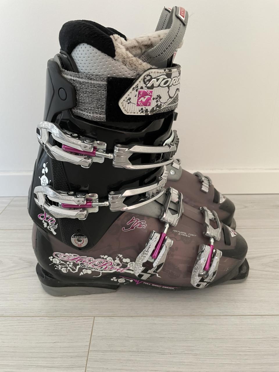 Nordica Dames Skischoenen maat 39/40 (260 265)