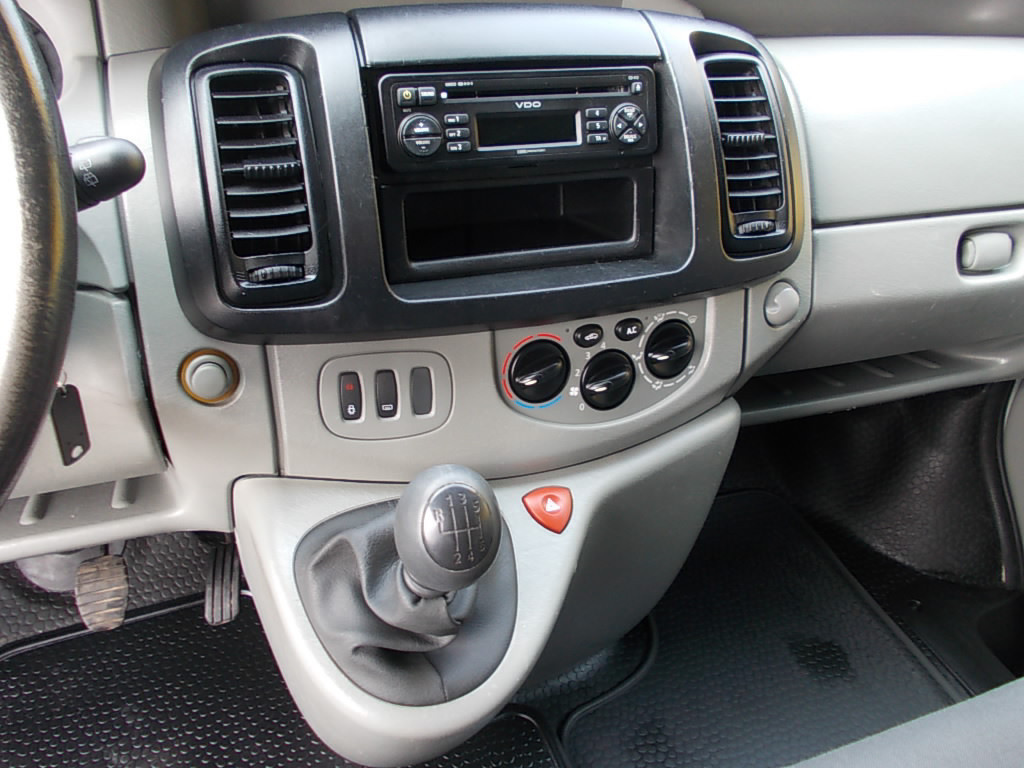 Opel Vivaro 2.0 cdti l2h1 airco, trekhaak 163000 km!!