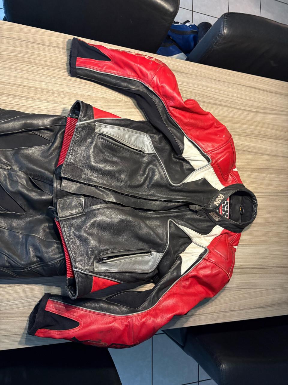 IXS 2delige leren motorpak maat 106 boven en 52 rood