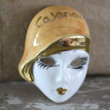 Stenen broche met gezicht