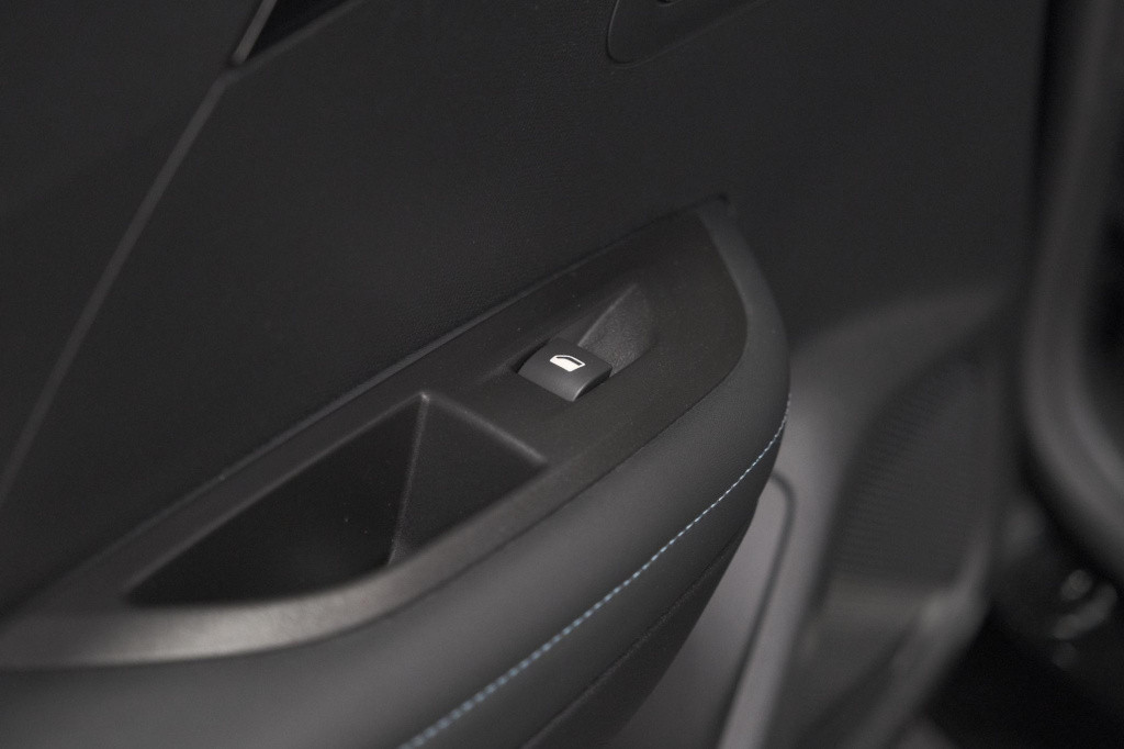Peugeot 2008 puretech 130 allure | camera | apple carplay | navigatie | par