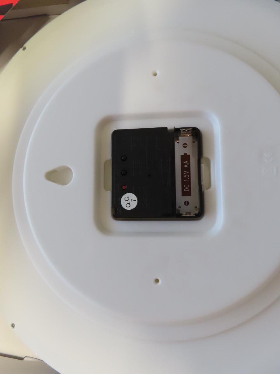 Wandklok €15,00 Merk: Mebus Doorsnee: 19 cm Radio controlled  Autmatisch