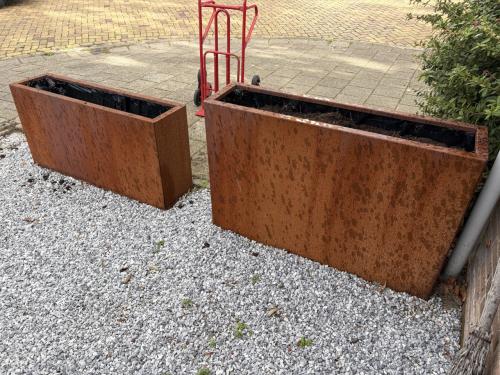 2x cortenstaalbak LEEG! Per direct ophalen voor zondag.