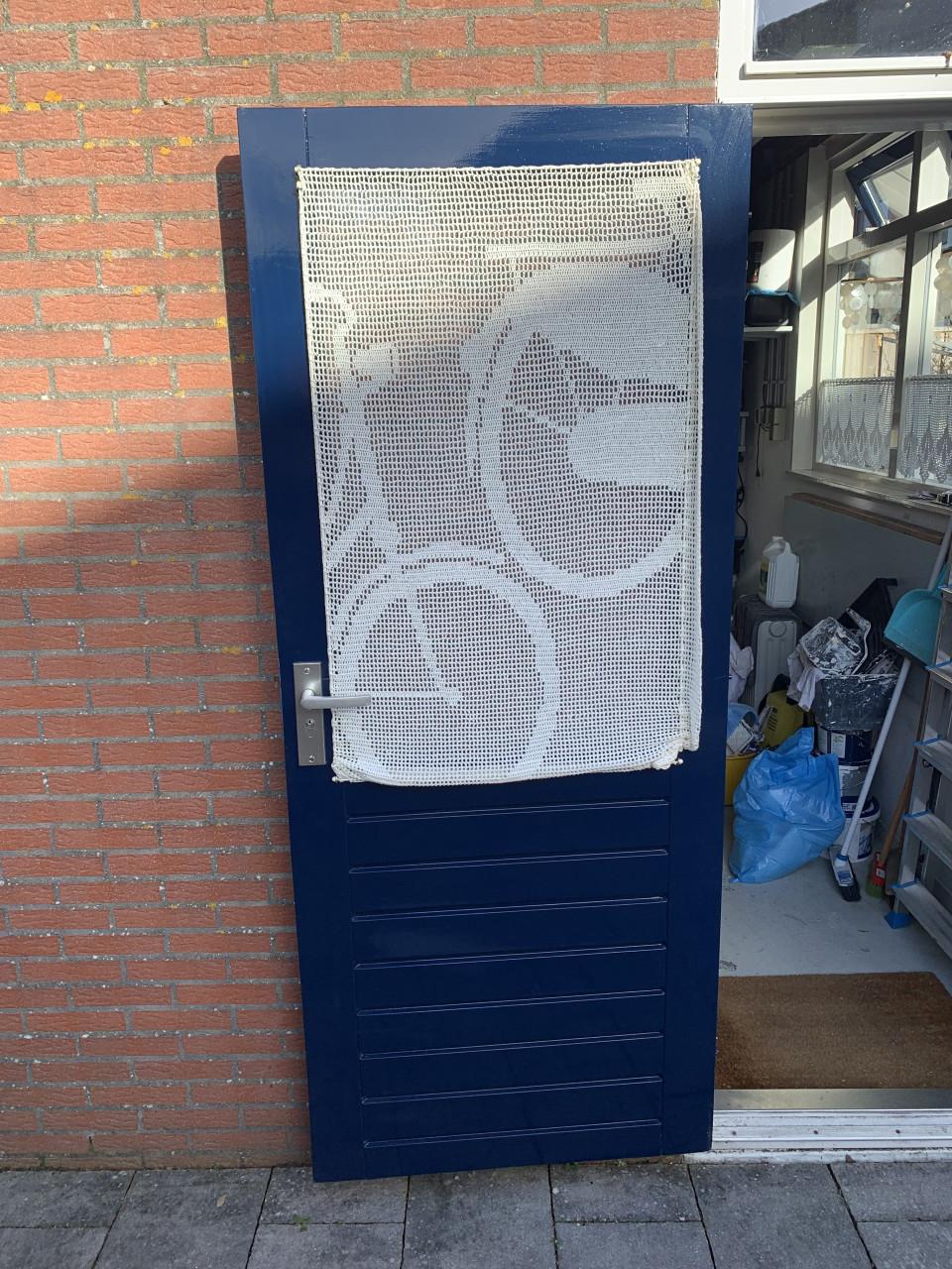 Buitendeur met veiligheidsbeslag/slot en anti inbraak scharnieren.