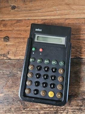 Vintage werkende braun design rekenmachine model 4776