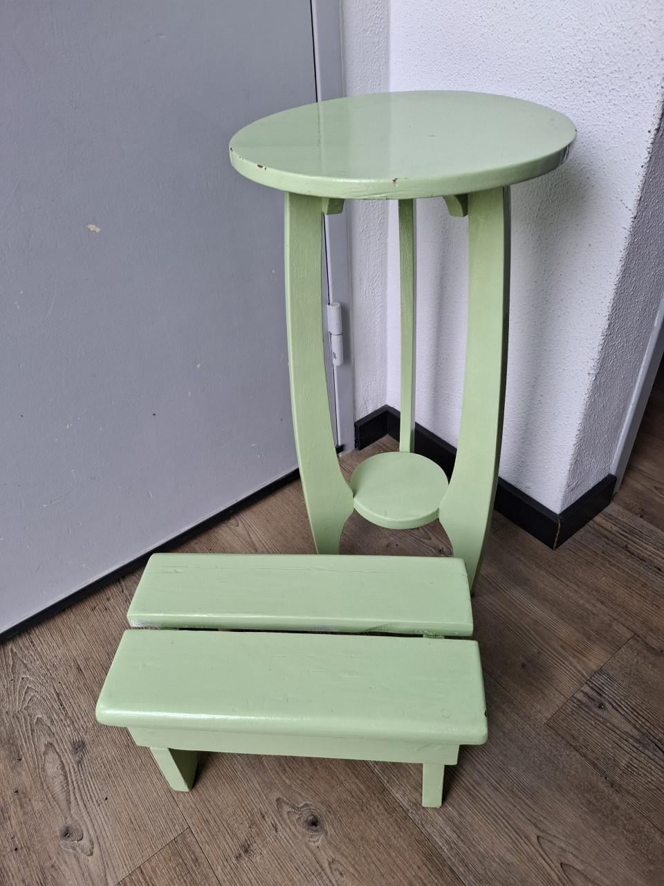 Set van een planten en vensterbanktafeltje