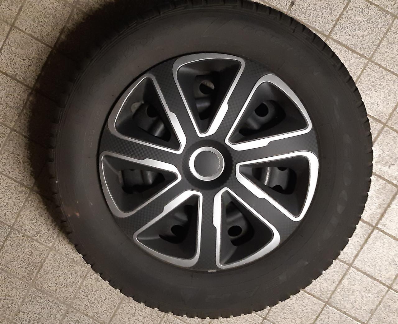 4 winterbanden op velg + wieldoppen (205/65/15)