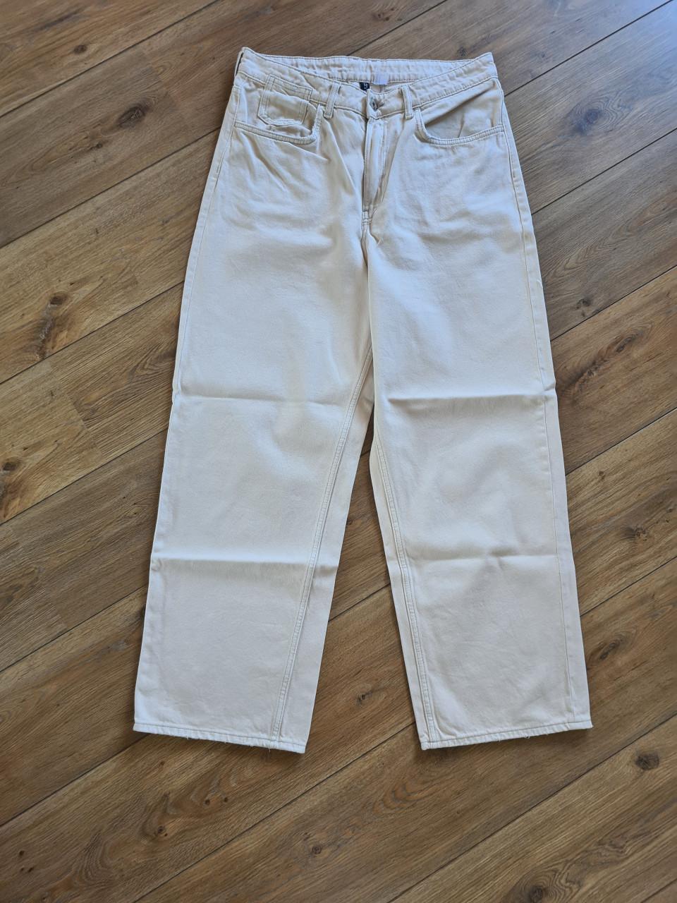 Nieuwe H&M Divided jeans in een mooie beige kleur.