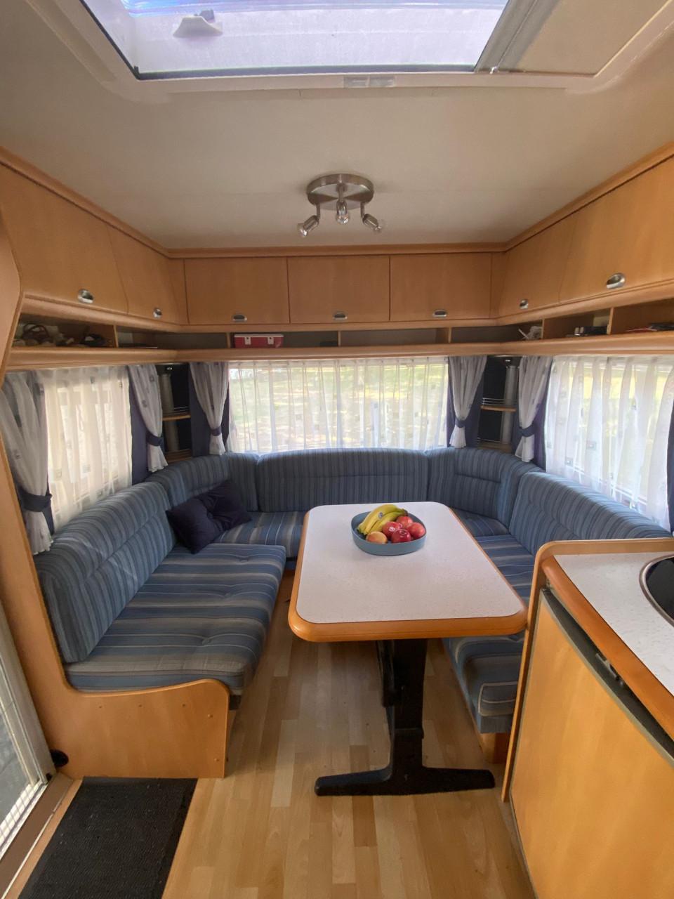Caravan Hobby 460 UFE met vaste Thule luifel, voortent met losse luifel