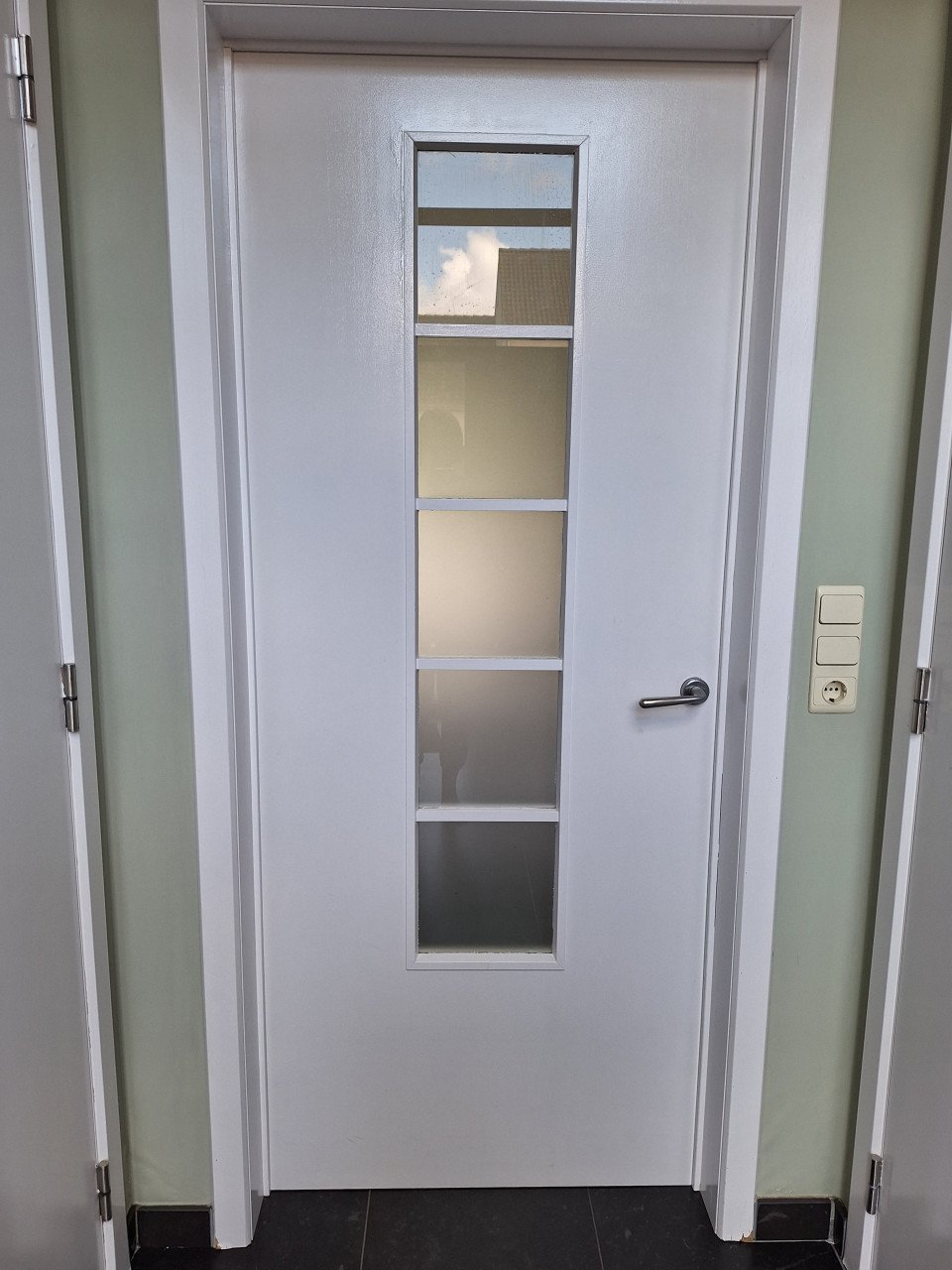 Twee beukenhouten binnendeuren