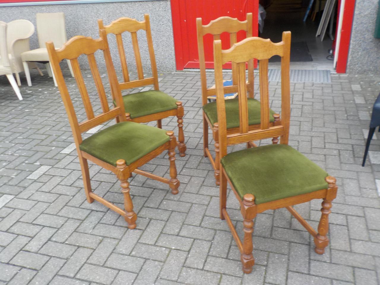 4 stevige wat ouder model stoelen in zeer goede staat koopje