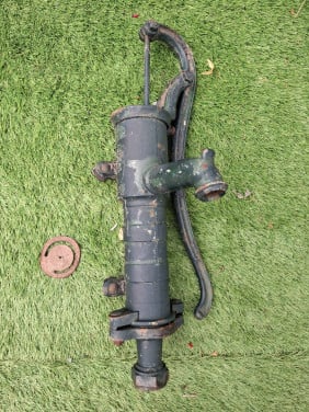 Gietijzeren waterpomp no 3