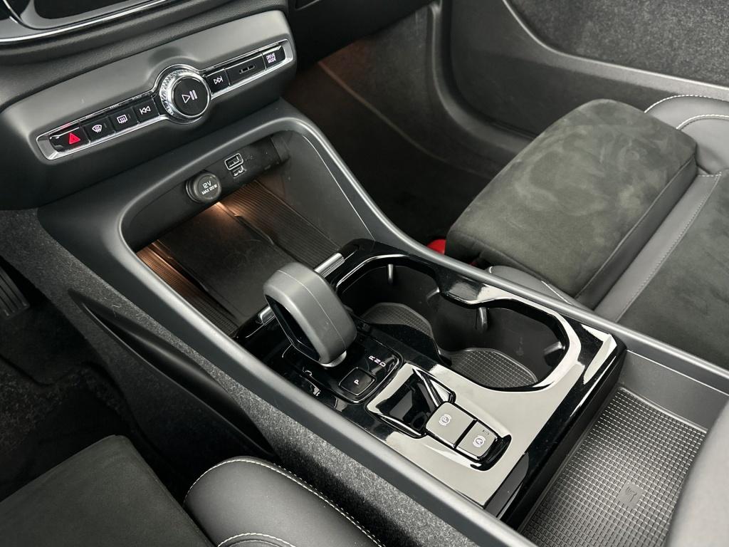 Volvo XC40 t4 211pk recharge ultimate dark | pano| adap.cruise| trekhaak| c