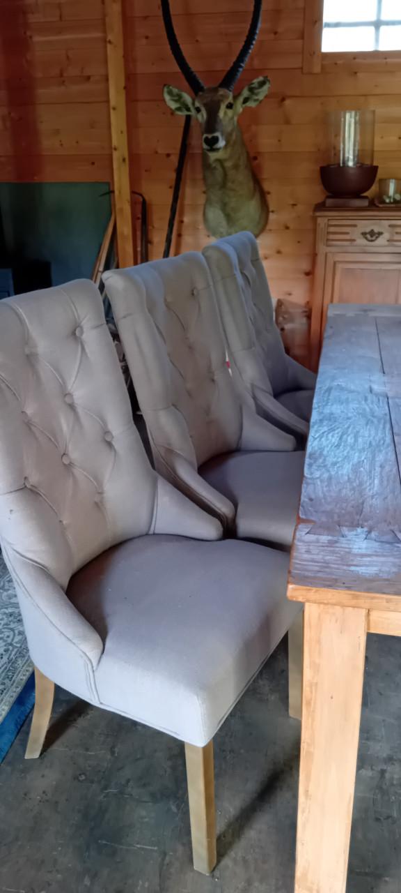 Eetkamertafel en stoelen