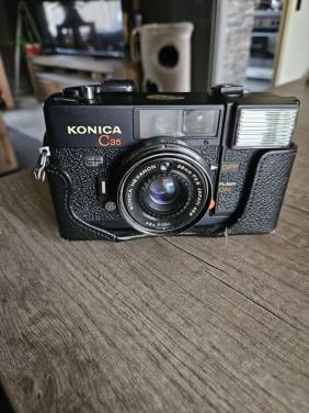 Mooie vintage Konica C 35 EF 35 mm compactcamera, werkend