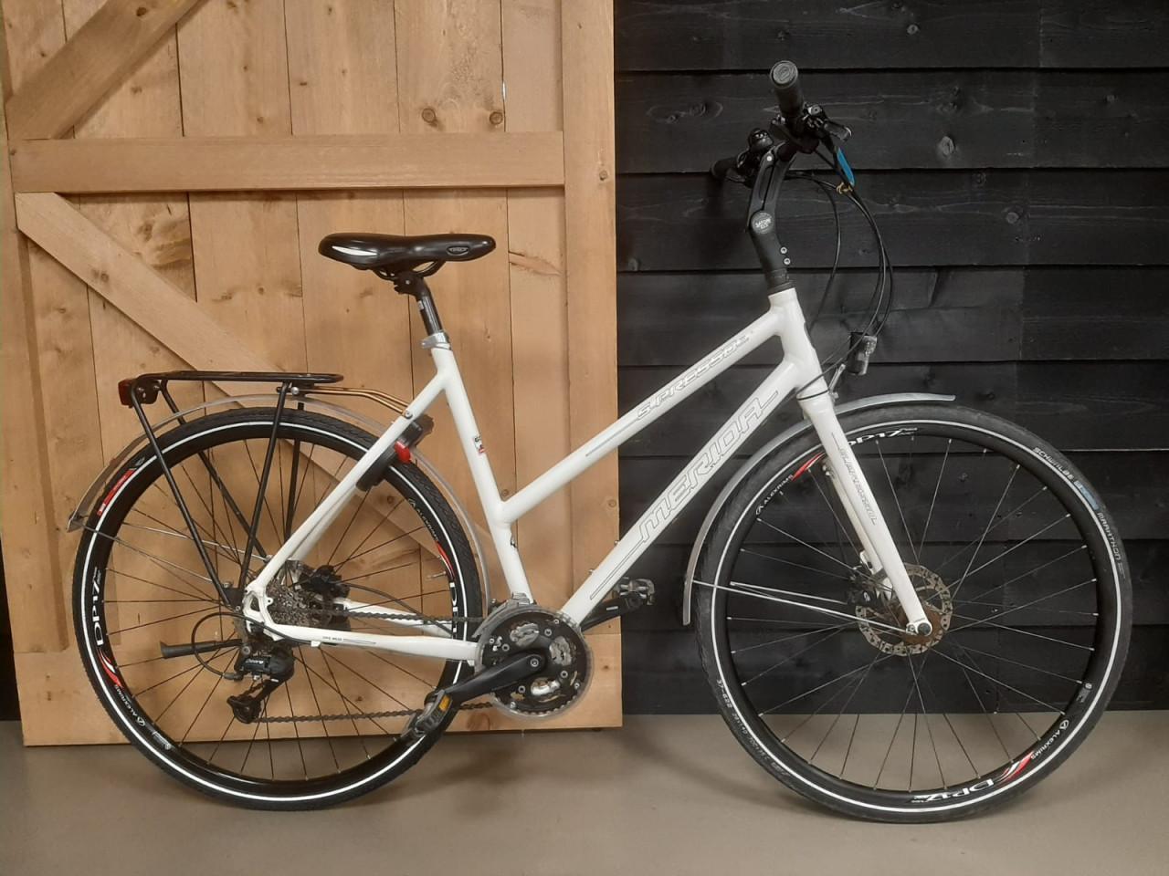 Nette lichtlopende Merida S-presso met 27 versnellingen