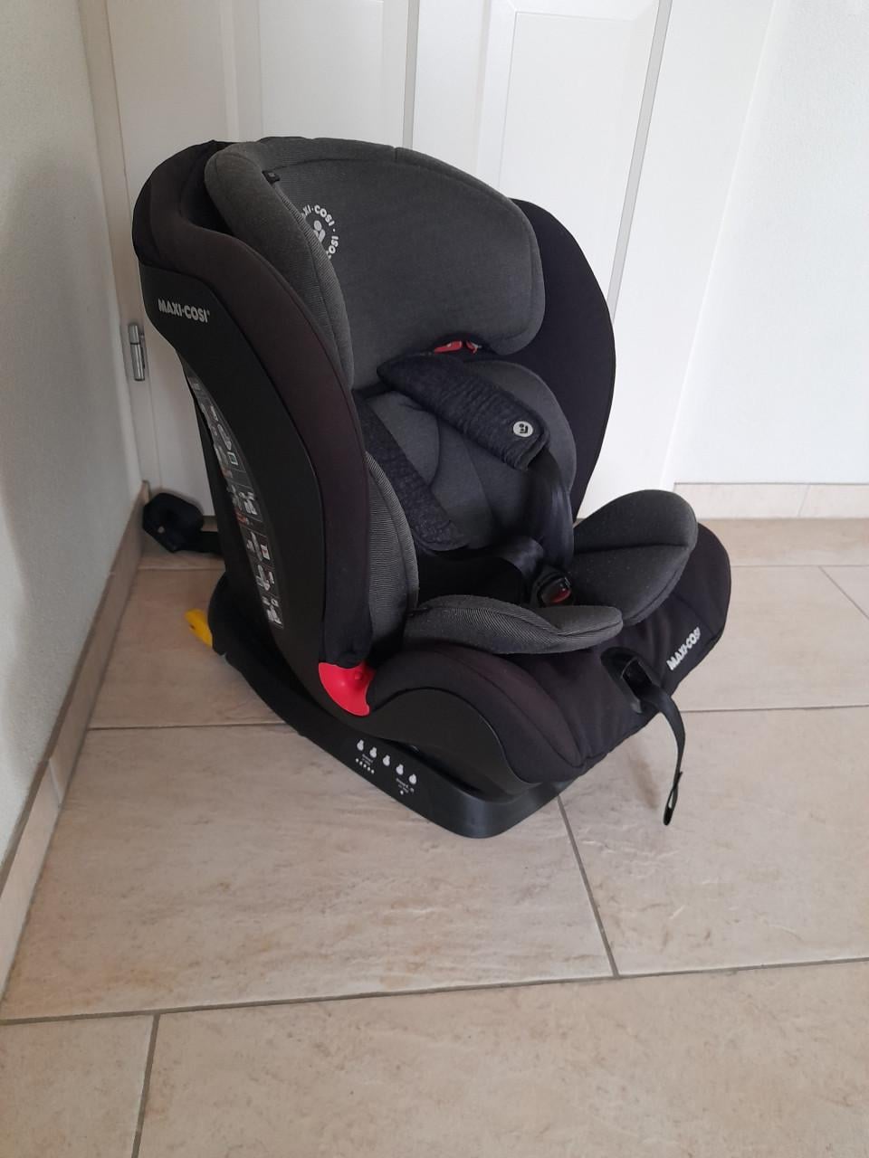 De Maxi-Cosi Titan  9 /36 kg met isofix (in goede nette staat )