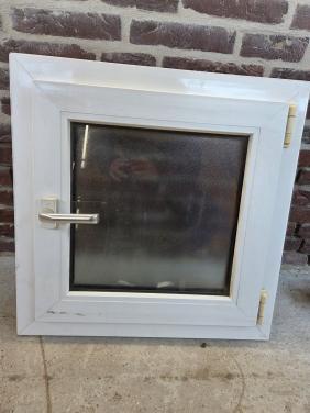 Te koop: 2x kunststof raampjes 60x60 cm (melkglas)