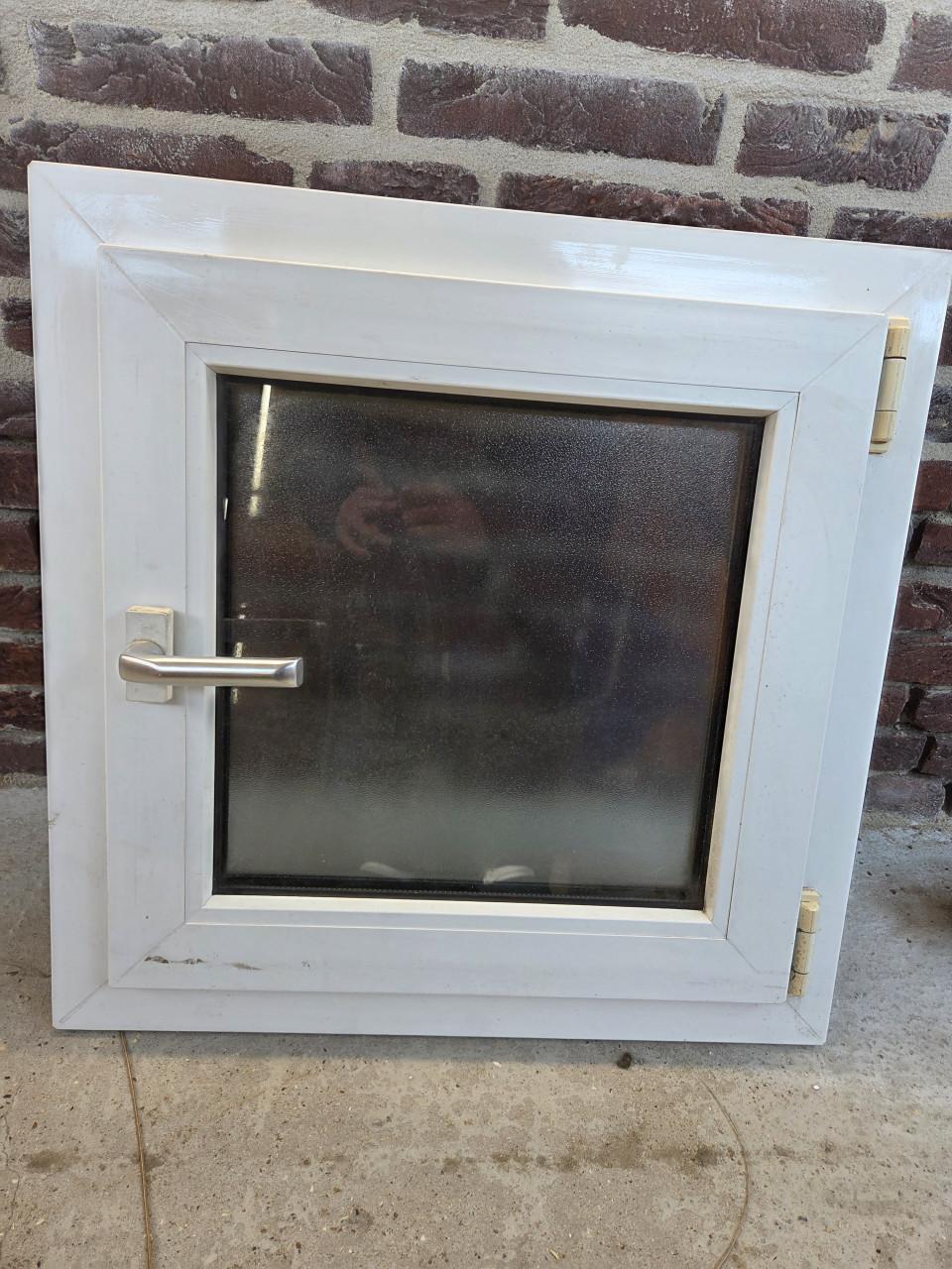 Te koop: 2x kunststof raampjes 60x60 cm (melkglas)