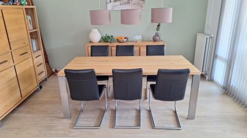 Eetkamertafel + 6 stoelen (en eventueel 2 salontafels)