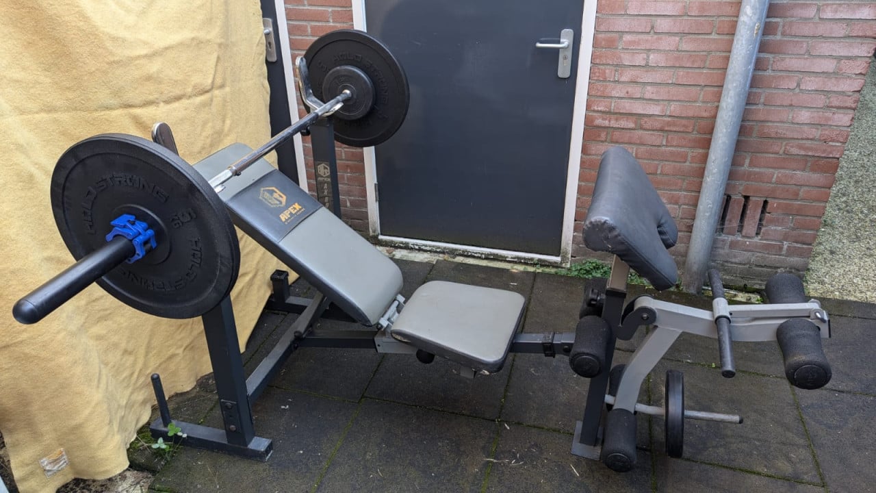 Fitness toestel, inclusief gewichten en halters