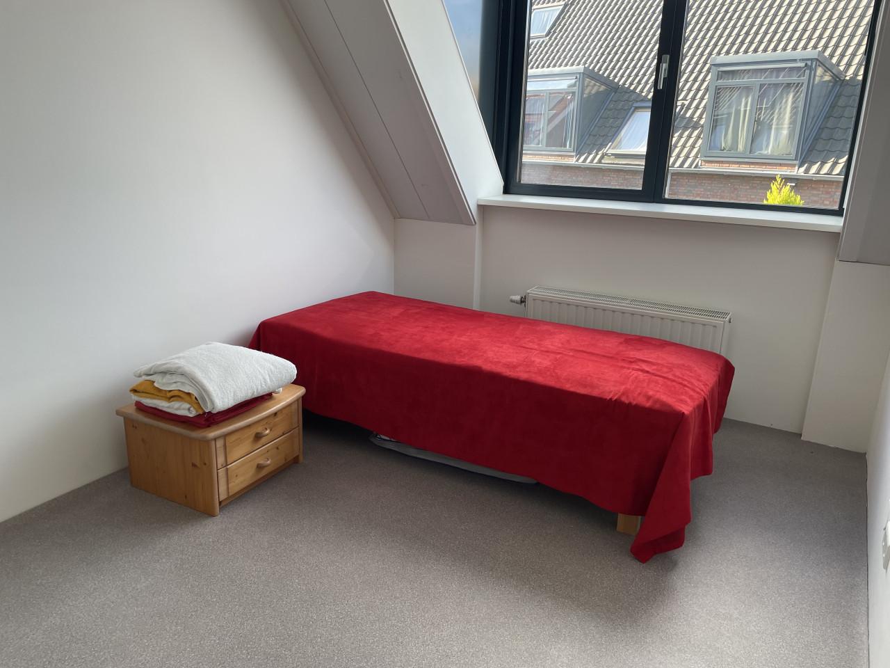 3 Houten 1 persoonsbedden met lattenbodems
