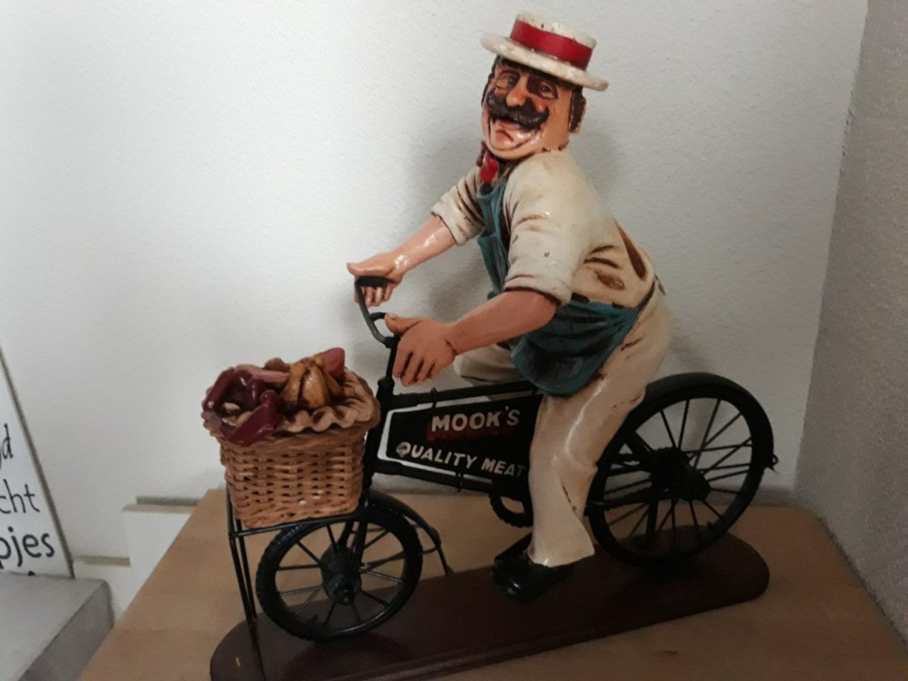 Varken zittend met rode laarzen