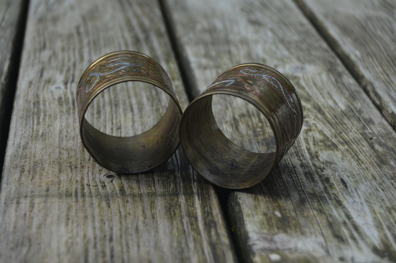 Perzische koperen servetringen, mog. ingelegd met zilver