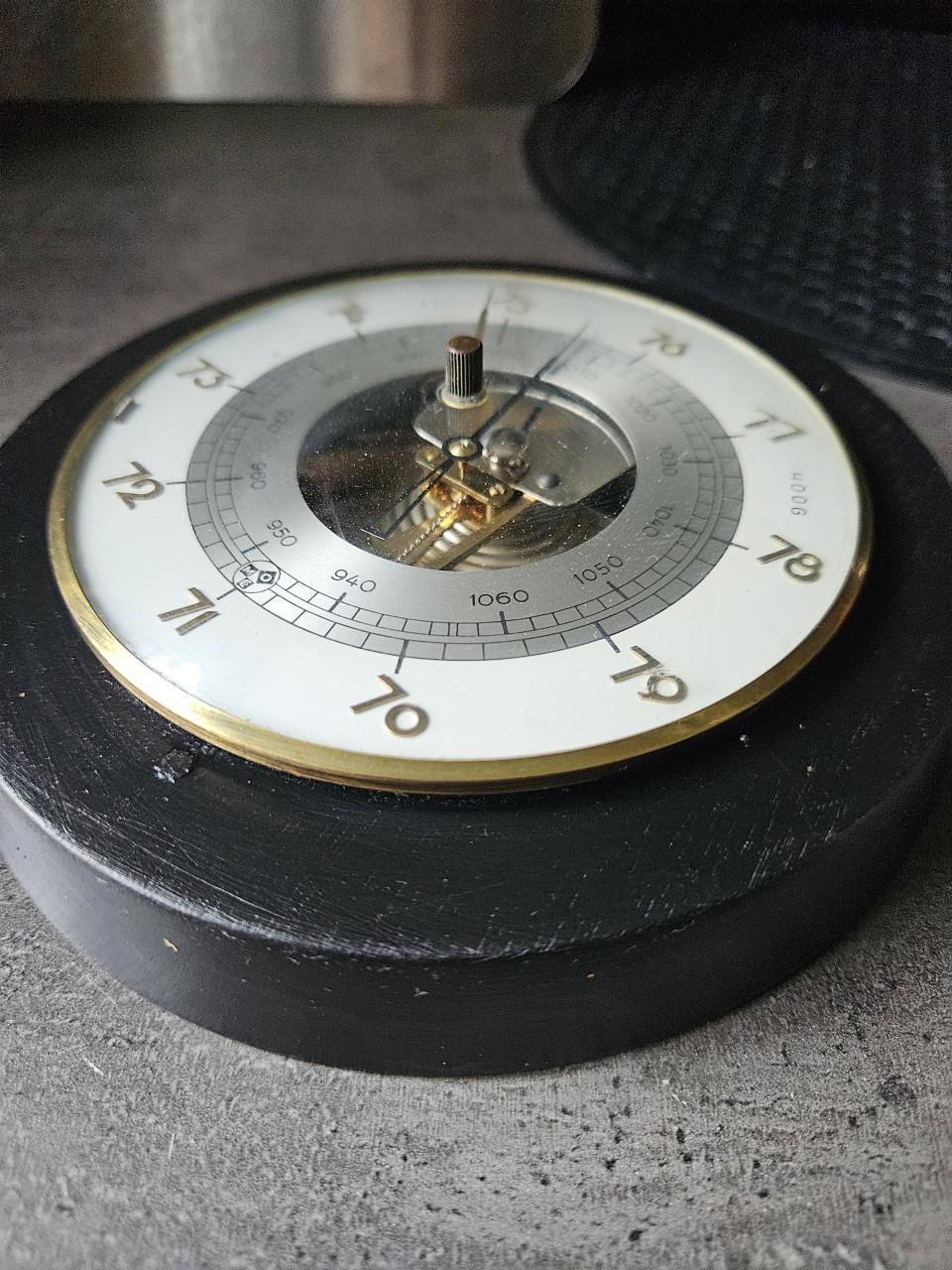 Leuk rond antiek barometer van hout, in werkende staat