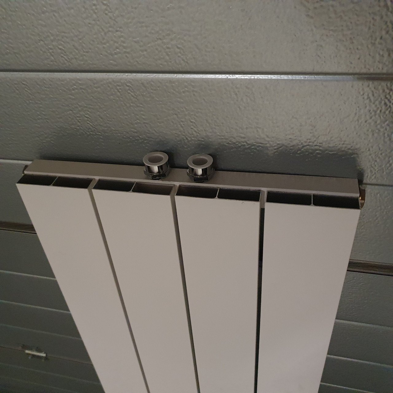 Verticale design radiator en handdoekbeugel