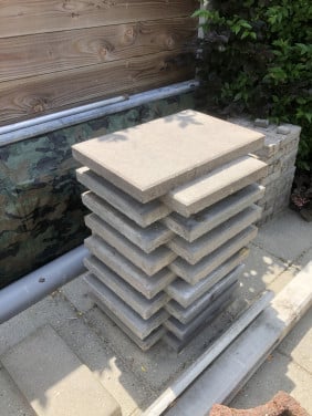Gratis af te halen  32 grijze betontegels 40x60 cm