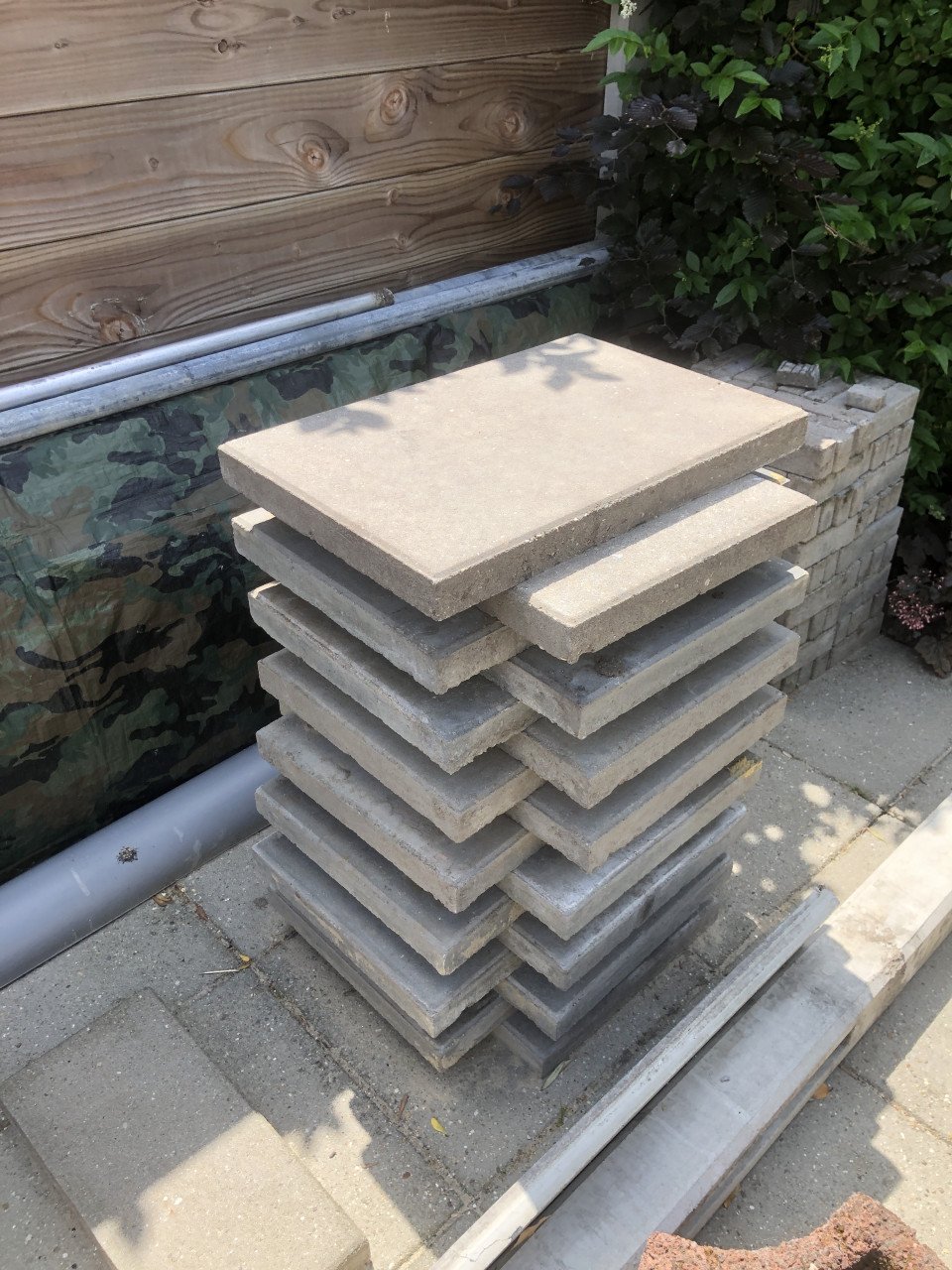 GERESERVEERD Gratis af te halen  32 grijze betontegels 40x60 cm