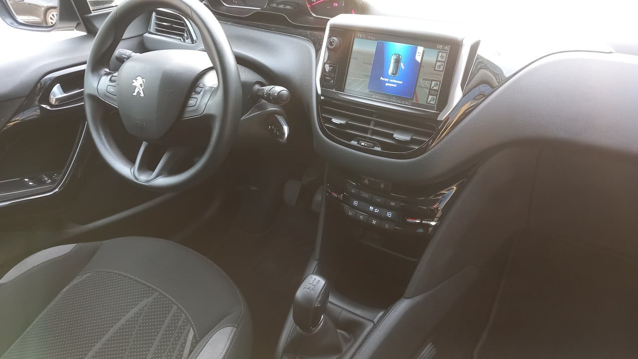 Peugeot 208 1.2 VTI Envy 5deurs bj:2014 107.000km airco lm-velgen